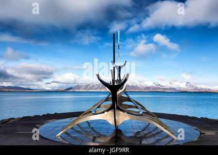 Reykjavik, Islande - 1 Avril 2017 : Le soleil Voyager (Solfar) Sculpture par Jon Gunnar Arnason sur l'eau de mer à Reykjavik, Islande. Banque D'Images