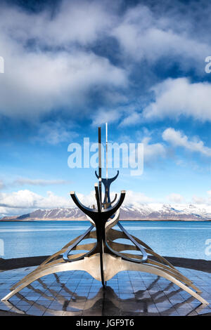 Reykjavik, Islande - 1 Avril 2017 : Le soleil Voyager (Solfar) Sculpture par Jon Gunnar Arnason sur l'eau de mer à Reykjavik, Islande. Banque D'Images