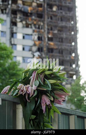 Un tas de lillies placés en mémoire de la peur 80 tués dans l'incendie dans la tour de Grenfell, Kensington, Londres du nord. Banque D'Images