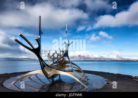 Reykjavik, Islande - 1 Avril 2017 : Le soleil Voyager (Solfar) Sculpture par Jon Gunnar Arnason sur l'eau de mer à Reykjavik, Islande. Banque D'Images