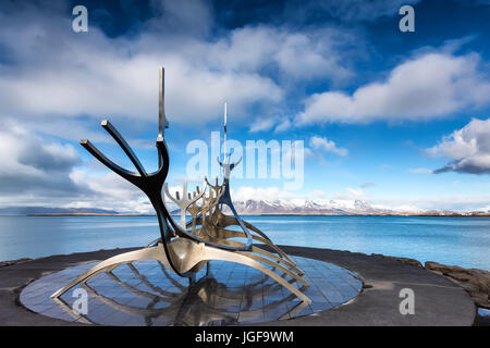 Reykjavik, Islande - 1 Avril 2017 : Le soleil Voyager (Solfar) Sculpture par Jon Gunnar Arnason sur l'eau de mer à Reykjavik, Islande. Banque D'Images