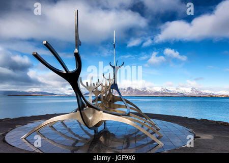 Reykjavik, Islande - 1 Avril 2017 : Le soleil Voyager (Solfar) Sculpture par Jon Gunnar Arnason sur l'eau de mer à Reykjavik, Islande. Banque D'Images