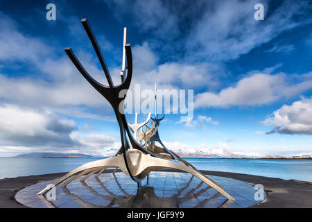 Reykjavik, Islande - 1 Avril 2017 : Le soleil Voyager (Solfar) Sculpture par Jon Gunnar Arnason sur l'eau de mer à Reykjavik, Islande. Banque D'Images