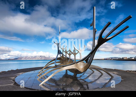 Reykjavik, Islande - 1 Avril 2017 : Le soleil Voyager (Solfar) Sculpture par Jon Gunnar Arnason sur l'eau de mer à Reykjavik, Islande. Banque D'Images