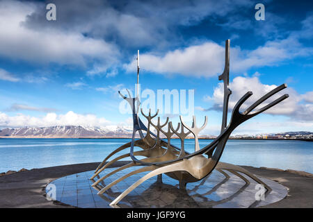 Reykjavik, Islande - 1 Avril 2017 : Le soleil Voyager (Solfar) Sculpture par Jon Gunnar Arnason sur l'eau de mer à Reykjavik, Islande. Banque D'Images