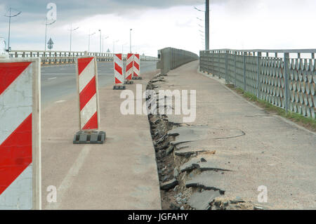 Réparer les fissures trottoirs Banque D'Images