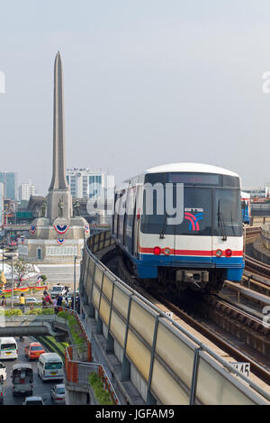 En arrivant à BTS Skytrain station Victory Monument. Bangkok, Thaïlande Banque D'Images