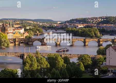 Les bâtiments et les ponts sur la rivière Vltava à Prague, République tchèque, vu légèrement de ci-dessus dans la journée. Banque D'Images