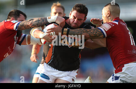 Castleford Tigers' Grant Millington est abordé au cours de la Super League Betfred match à Belle Vue, Wakefield. Banque D'Images