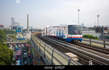 En arrivant à BTS Skytrain station Victory Monument. Bangkok, Thaïlande Banque D'Images