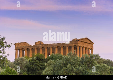 Abstrait et conceptuel de la Grèce antique à Agrigente. Le temple grec de l'Université Concordia, l'ancienne ville d'Akragas, situé dans la vallée de la Modèle caractéristique Banque D'Images