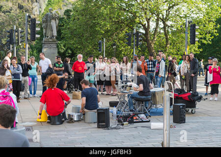 Edimbourg, Ecosse, ROYAUME UNI - 25 juillet 2012 : Les membres du public à regarder les amuseurs publics sur Princes Street d'Édimbourg. Banque D'Images