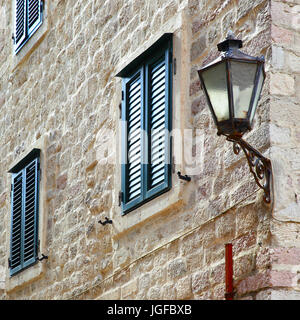 Bâtiment avec vintage lanterne sur le coin de la vieille ville de Kotor, Monténégro Banque D'Images