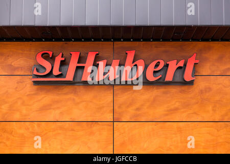 Un signe ou logo pour un St Hubert BBG Ltd. un restaurant décontracté à Cornwall, Ontario, Canada. Banque D'Images