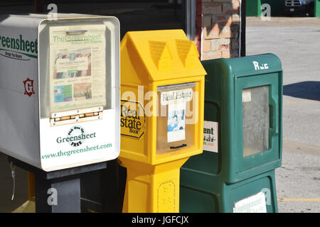 Boîtes à journaux offrant gratuitement des documents de publicité Banque D'Images