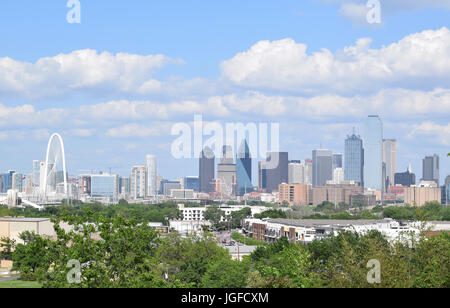 Le centre-ville de Dallas skyline dans journée Banque D'Images