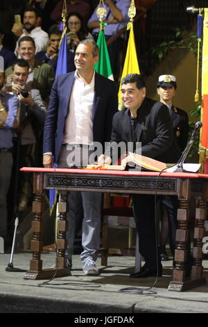 Napoli, Italie. 05 juillet, 2017. Luigi De Magistris, Maire de parois abdominales et Diego Armando Maradona citoyen d'honneur de Naples. L'attribution de la cérémonie à l'hôtel de ville et de célébrations dans le carré avec des artistes. Credit : Salvatore Esposito/Pacific Press/Alamy Live News Banque D'Images