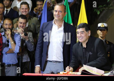 Napoli, Italie. 05 juillet, 2017. Luigi De Magistris, Maire de parois abdominales et Diego Armando Maradona citoyen d'honneur de Naples. L'attribution de la cérémonie à l'hôtel de ville et de célébrations dans le carré avec des artistes. Credit : Salvatore Esposito/Pacific Press/Alamy Live News Banque D'Images