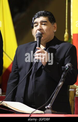 Napoli, Italie. 05 juillet, 2017. Diego Armando Maradona citoyen d'honneur de Naples. L'attribution de la cérémonie à l'hôtel de ville et de célébrations dans le carré avec des artistes. Credit : Salvatore Esposito/Pacific Press/Alamy Live News Banque D'Images