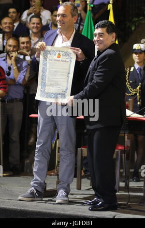 Napoli, Italie. 05 juillet, 2017. Luigi De Magistris, Maire de parois abdominales et Diego Armando Maradona citoyen d'honneur de Naples. L'attribution de la cérémonie à l'hôtel de ville et de célébrations dans le carré avec des artistes. Credit : Salvatore Esposito/Pacific Press/Alamy Live News Banque D'Images