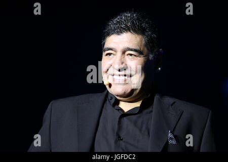 Napoli, Italie. 05 juillet, 2017. Diego Armando Maradona citoyen d'honneur de Naples. L'attribution de la cérémonie à l'hôtel de ville et de célébrations dans le carré avec des artistes. Credit : Salvatore Esposito/Pacific Press/Alamy Live News Banque D'Images