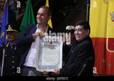 Napoli, Italie. 05 juillet, 2017. Luigi De Magistris, Maire de parois abdominales et Diego Armando Maradona citoyen d'honneur de Naples. L'attribution de la cérémonie à l'hôtel de ville et de célébrations dans le carré avec des artistes. Credit : Salvatore Esposito/Pacific Press/Alamy Live News Banque D'Images