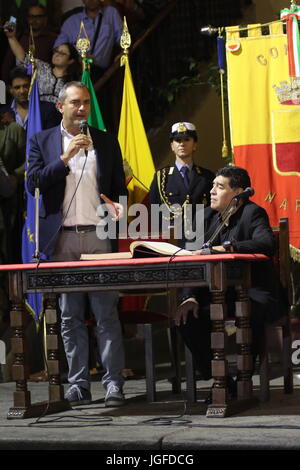 Napoli, Italie. 05 juillet, 2017. Luigi De Magistris, Maire de parois abdominales et Diego Armando Maradona citoyen d'honneur de Naples. L'attribution de la cérémonie à l'hôtel de ville et de célébrations dans le carré avec des artistes. Credit : Salvatore Esposito/Pacific Press/Alamy Live News Banque D'Images