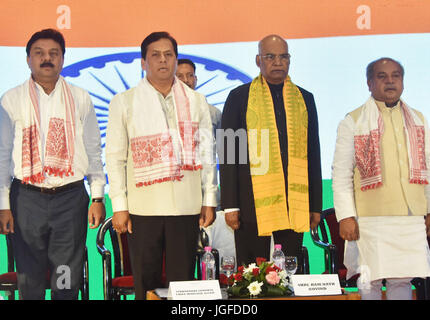 Le candidat présidentiel de l'EDN Ramnath Kovind (2e R), l'Union européenne Ministre Narendra Singh Tomar (R) Assam Sarbananda Sonowal Ministre en chef (2L) et de l'Assam State BJP président Ranjit Das lors d'une réunion à Guwahati le Jeudi, Juillet 06, 2017. Kovind à Guwahati est de faire campagne pour le scrutin présidentiel. Le candidat présidentiel de l'EDN Ramnath Kovind répond aux députés et à l'Assemblée législative de l'état d'Assam en Inde pendant la campagne électorale, une réunion à Guwahati le Jeudi, Juillet 06, 2017. Kovind à Guwahati est de faire campagne pour le scrutin présidentiel. (Photo par Rajib Jyoti Sarma/Pacific Press) Banque D'Images