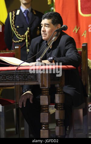 Napoli, Italie. 05 juillet, 2017. Diego Armando Maradona citoyen d'honneur de Naples. L'attribution de la cérémonie à l'hôtel de ville et de célébrations dans le carré avec des artistes. Credit : Salvatore Esposito/Pacific Press/Alamy Live News Banque D'Images