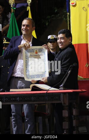 Napoli, Italie. 05 juillet, 2017. Luigi De Magistris, Maire de parois abdominales et Diego Armando Maradona citoyen d'honneur de Naples. L'attribution de la cérémonie à l'hôtel de ville et de célébrations dans le carré avec des artistes. Credit : Salvatore Esposito/Pacific Press/Alamy Live News Banque D'Images