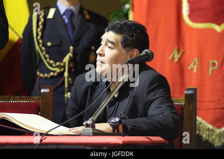 Napoli, Italie. 05 juillet, 2017. Diego Armando Maradona citoyen d'honneur de Naples. L'attribution de la cérémonie à l'hôtel de ville et de célébrations dans le carré avec des artistes. Credit : Salvatore Esposito/Pacific Press/Alamy Live News Banque D'Images