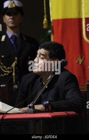 Napoli, Italie. 05 juillet, 2017. Diego Armando Maradona citoyen d'honneur de Naples. L'attribution de la cérémonie à l'hôtel de ville et de célébrations dans le carré avec des artistes. Credit : Salvatore Esposito/Pacific Press/Alamy Live News Banque D'Images