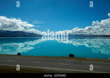 State Highway 8, et l'Aoraki/Mount Cook reflété dans le Lac Pukaki, Mackenzie Country, Canterbury, île du Sud, Nouvelle-Zélande Banque D'Images