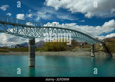 Tourisme passerelle au-dessus de Lake Tekapo outlet à l'Église du Bon Pasteur, Mackenzie Country, Canterbury, île du Sud, Nouvelle-Zélande Banque D'Images