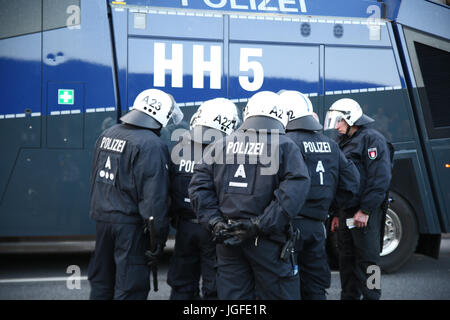 Hambourg, Allemagne. Le 06 juillet, 2017. Dix milliers réunis au Fischmarkt à Hambourg pour protester contre le G20. La manifestation a rapidement dégénéré. Des bouteilles et des pierres ont été lancées par certains militants. La police a utilisé leurs matraques, gaz lacrymogènes, du poivre de cayenne et de canons à eau. La situation s'est calmée à grimper à nouveau vers la fin de la soirée. Crédit : Alexander Pohl/Pacific Press/Alamy Live News Banque D'Images