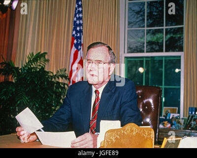 Le président des États-Unis George H. W. Bush traite de la nation de l'Bureau ovale de la Maison Blanche à Washington, concernant l'invasion américaine du Panama le 20 décembre 1989. L'action a abouti à l'enlèvement du général Manuel Noriega à partir de la direction de Panama. Credit : Ron Sachs / CNP /MediaPunch Banque D'Images