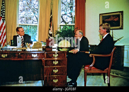 Le président des États-Unis George H. W. Bush répond aux conseillers principaux au cours d'une réunion d'information sur le prochain sommet de Malte avec le Président soviétique Mikhaïl Gorbatchev (non représenté) dans le bureau ovale de la Maison Blanche à Washington, D.C. le 28 novembre 1889. De gauche à droite : le président Bush, le Conseiller pour la sécurité nationale, Brent Scowcroft, et vice-président américain Dan Quayle..Credit : Arnie Sachs / CNP /MediaPunch Banque D'Images