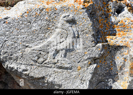 La sculpture de l'aigle, symbole de Zeus sur les ruines de l'ancienne Théra, sanctuaire d'Artemidoros, Santorin Banque D'Images