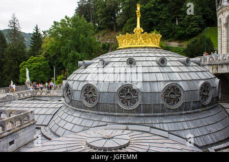 Le sanctuaire de Notre Dame de Lourdes, une destination de pèlerinage en France célèbre pour le pouvoir de guérison de ses eaux. Banque D'Images