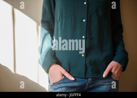 Portrait of Caucasian woman with hands in pockets Banque D'Images