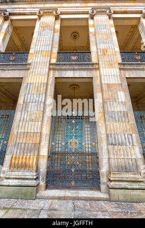 Vue détaillée de colonnes dans le Capitolio Nacional de Bogota, en Colombie. Banque D'Images