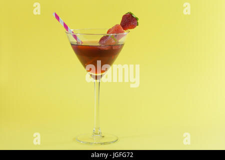 Verre de boisson : jus de fraises. Banque D'Images