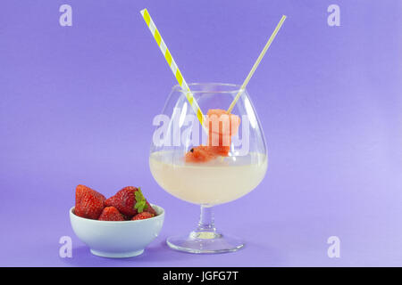 Verre de boisson rafraîchissante : limonade avec un bol de fraises. Banque D'Images