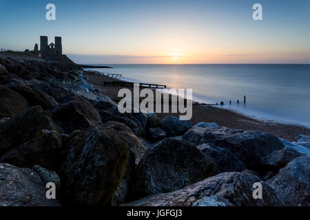 Coucher de soleil derrière la Reculver tours sur la côte du Kent près de Herne Bay. Banque D'Images