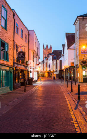 La vue de la Cathédrale de Canterbury à partir de la rue pendant le crépuscule Banque D'Images