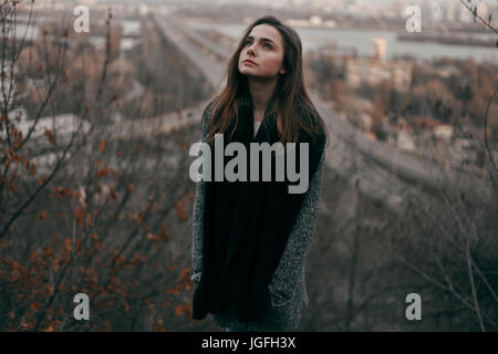 Portrait of smiling Caucasian woman standing on hill, près de freeway Banque D'Images