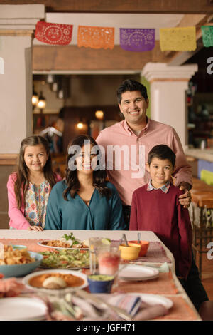 Portrait of smiling Hispanic family in restaurant Banque D'Images