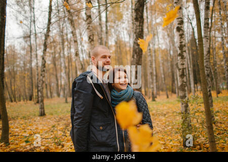 Middle Eastern woman dans le parc en automne Banque D'Images