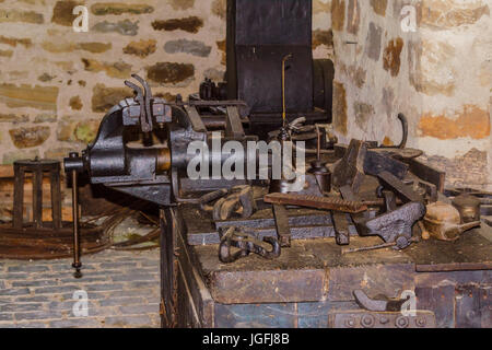 Ancien établi avec différents outils et machines. Banque D'Images