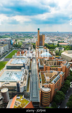 Berlin Toilettte voir thih ciel nuageux Banque D'Images